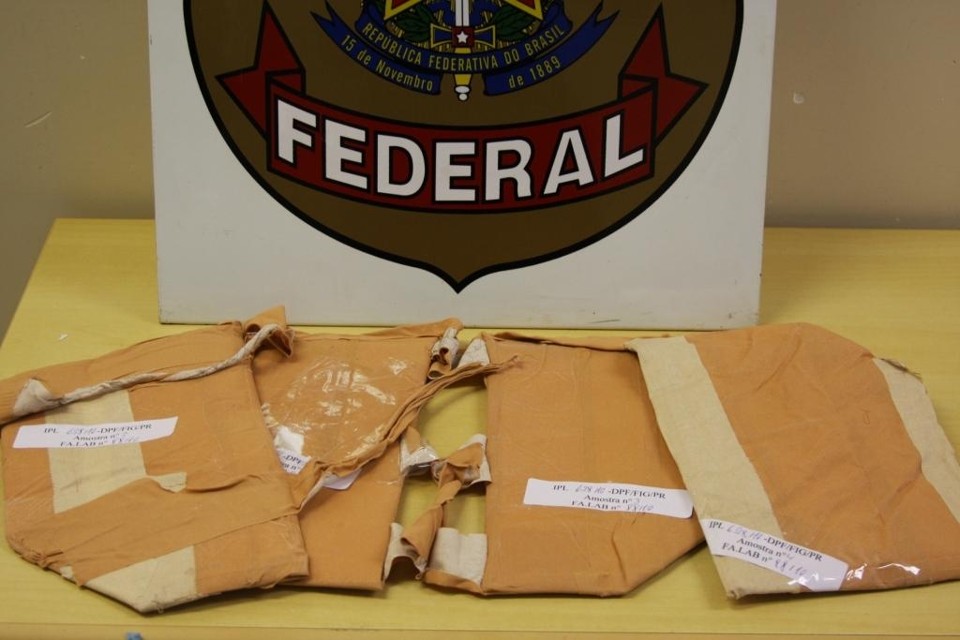 Os quatro pacotes com cocaína estavam afixados com fita adesiva junto ao corpo do homem | Polícia Federal