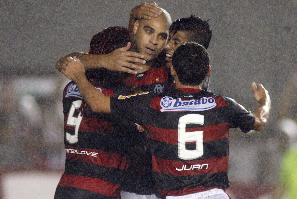 Chateado com a torcida, Adriano não comemorou o gol de pênalti. Mas os companheiros se encarregaram de abraçá-lo | Maurício Val/VIPCOMM