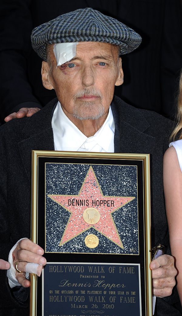 Dennis Hopper posa depois de homenagem recebida em Los Angeles | Gabriel Bouys/AFP