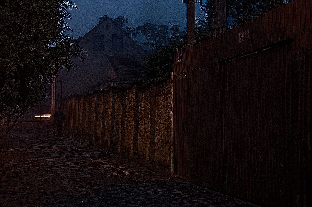 Figuras solitárias são uma marca das imagens reunidas no livro e na exposição de Nego Miranda | Fotos: Nego Miranda/Divulgação