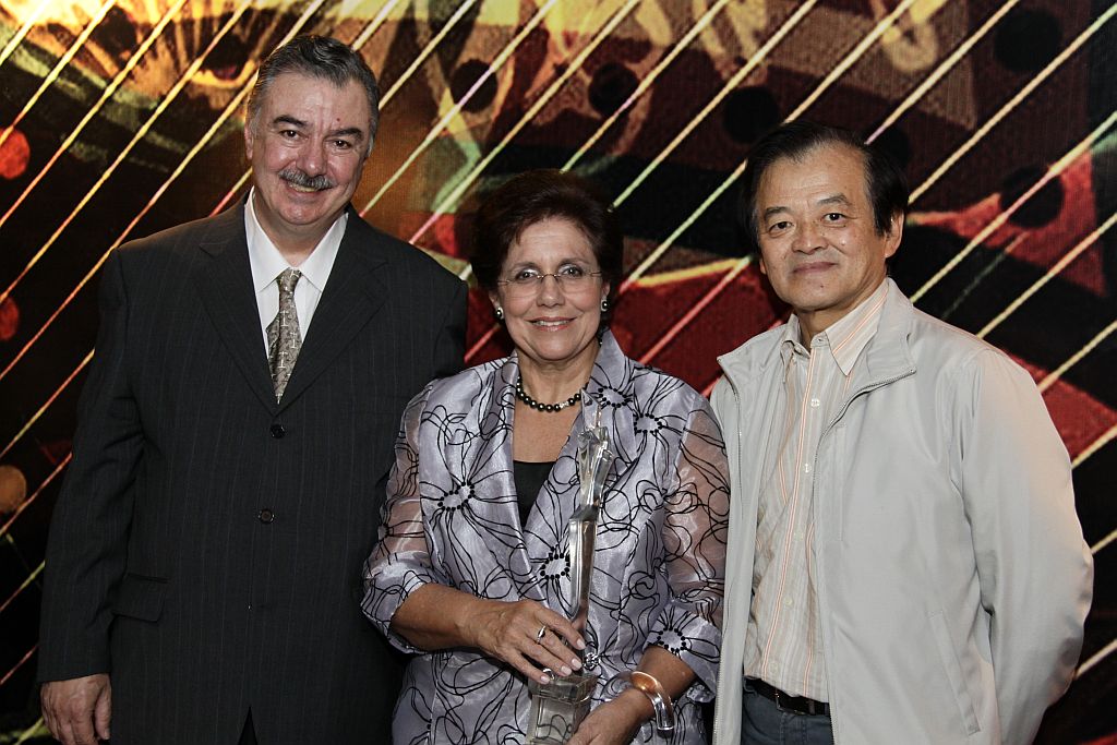 Regina Casillo, diretora do Centro Cultural Solar do Rosário, foi uma das personalidades homenageadas durante o Crystal Fashion. Na quinta-feira, ela recebeu o troféu do evento entregue por este colunista, a convite da direção do shopping. Entre os que prestigiaram a homenagem estavam seu marido, o advogado João Casillo, e Teichum Hiramatsu, diretor administrativo e financeiro da multinacional belga Peroxidos do Brasil e amigo do casal | Oseias Leivas Silva