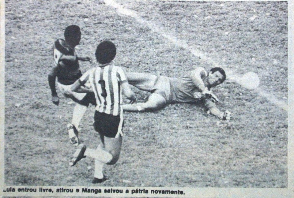 O atacante atleticano Lula não consegue vencer o goleiro coxa-branca Manga, principal nome da decisão de 1978 | Arquivo / Gazeta do Povo