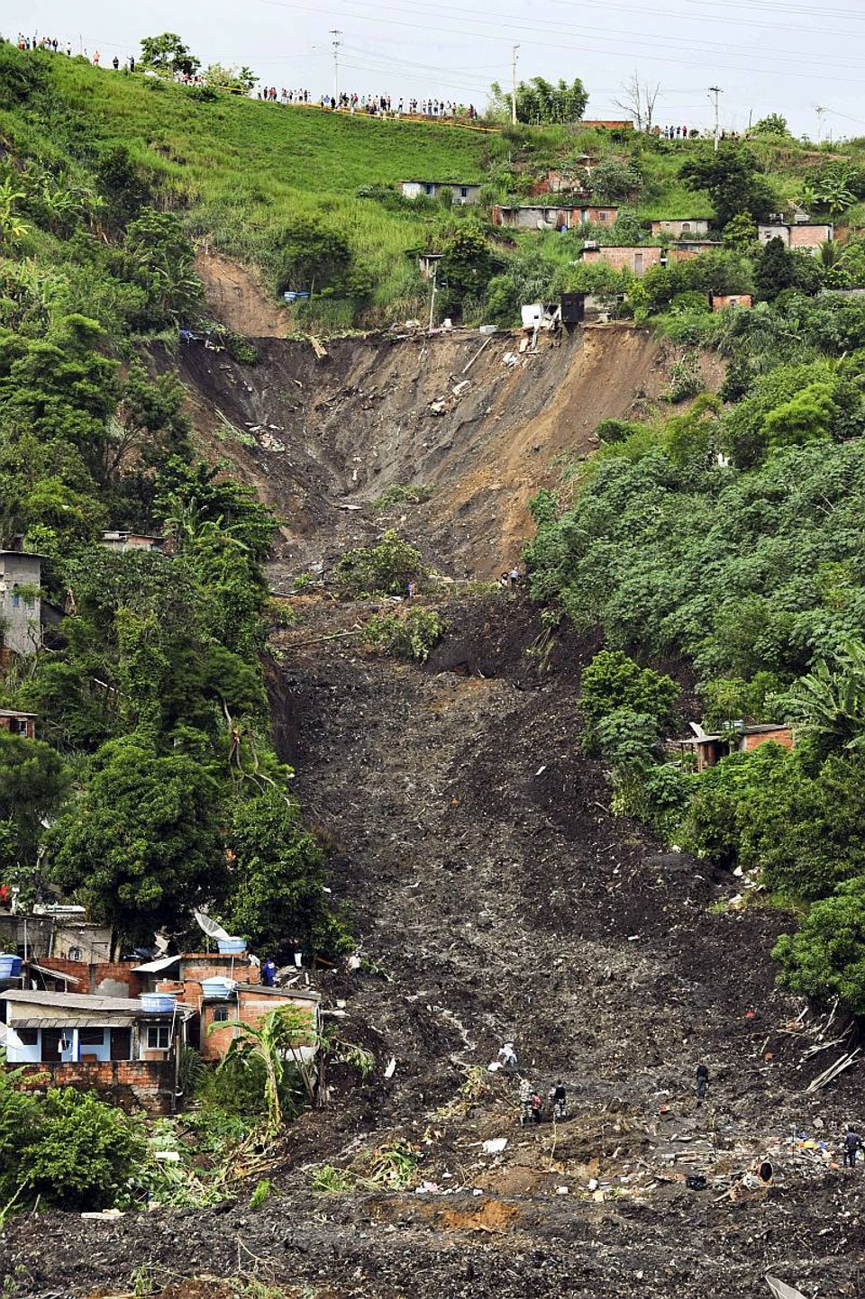 Deslizamento de terra em Niterói; dezenas de pessoas eatariam sob lama, lixo e pedras | Antonio Scorza / AFP