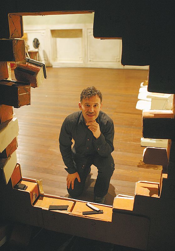 Ranieri Gonzalez: além de ator, é também cantor, dramaturgo, desenhista de moda e contestador | Rodolfo Buhrer/Gazeta do Povo