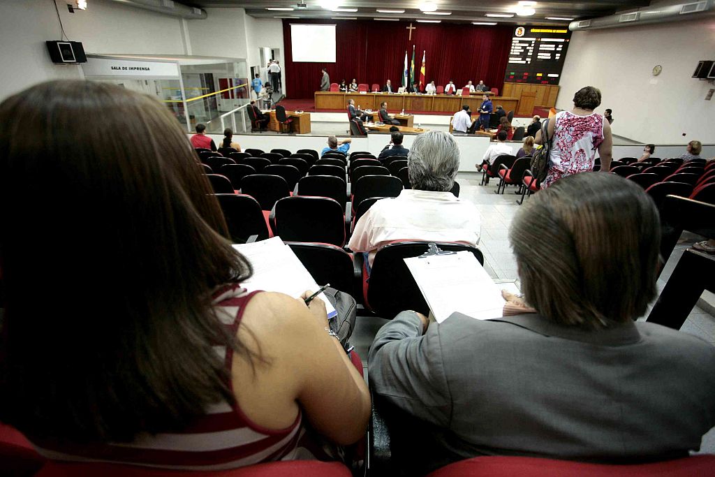 Voluntários fiscalizam os trabalhos na Câmara Municipal de Maringá. Exemplo foi seguido em vários municípios do país | Ivan Amorim/Jornal de Maringá Online