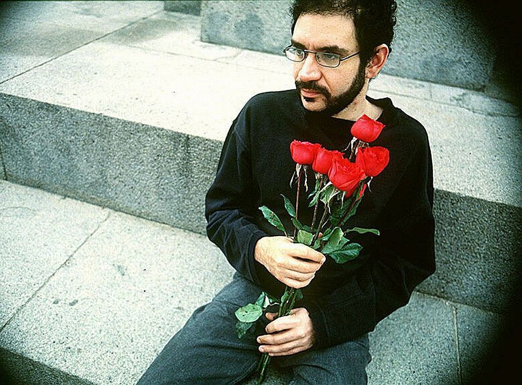 O discurso melancólico e lírico de Renato Russo inspirou autores nacionais a escrever contos | FolhaPress