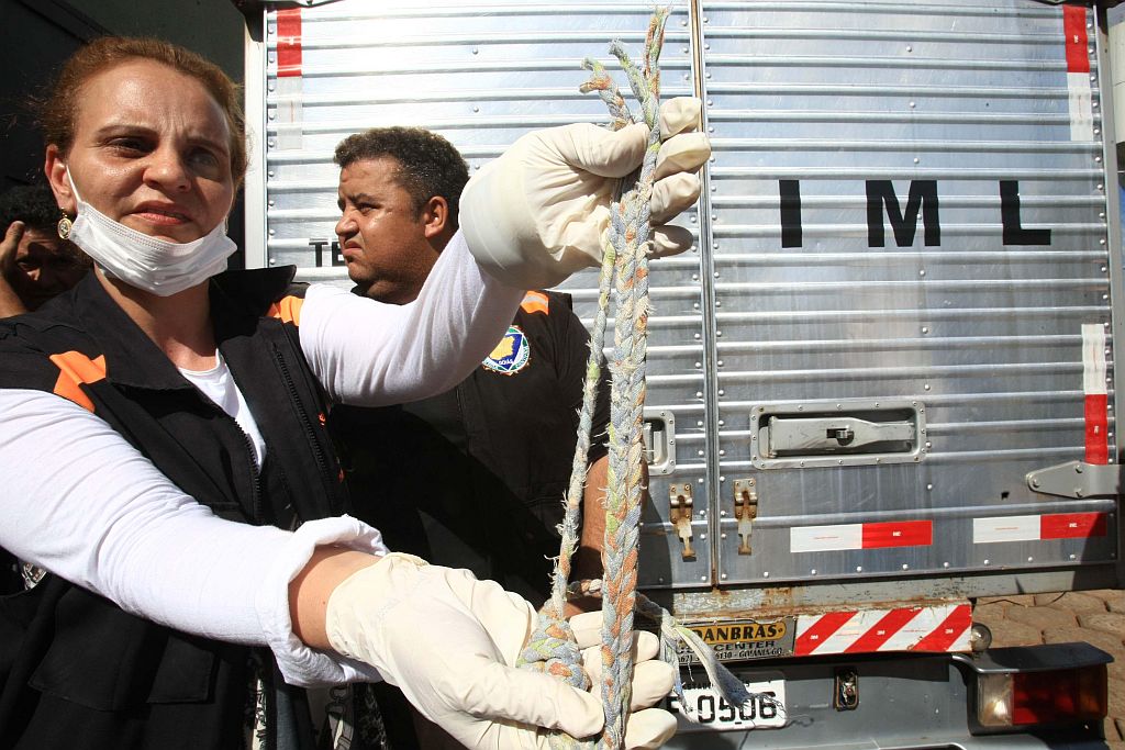 Peritos do IML que investigam condições da morte de Adimar Jesus da Silva mostram corda feita com capa de colchão: há dúvidas se foi suicídio ou homicídio | Cristina Cabral/O Popular Folhapress