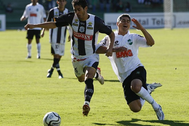 Dário disputa o lance com Rodrigo Heffner do Coritiba: Verdão domina o primeiro tempo, definindo a partida | 