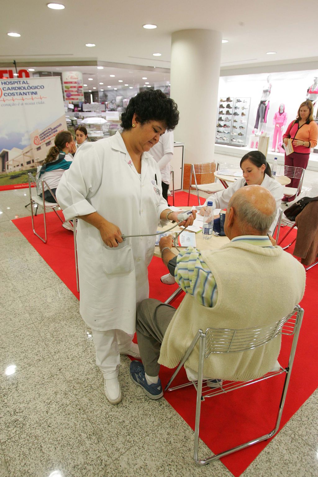 Campanha de orientação - Quem passeou pelos corredores do Shopping Mueller ontem, em Curitiba, recebeu orientações sobre a hipertensão. Profissionais do Hospital Cardiológico Costantini deram às pessoas dicas sobre prevenção, diagnóstico e tratamento, além de medir a pressão arterial e o índice de massa corporal | Ivonaldo Alexandre/Gazeta do Povo