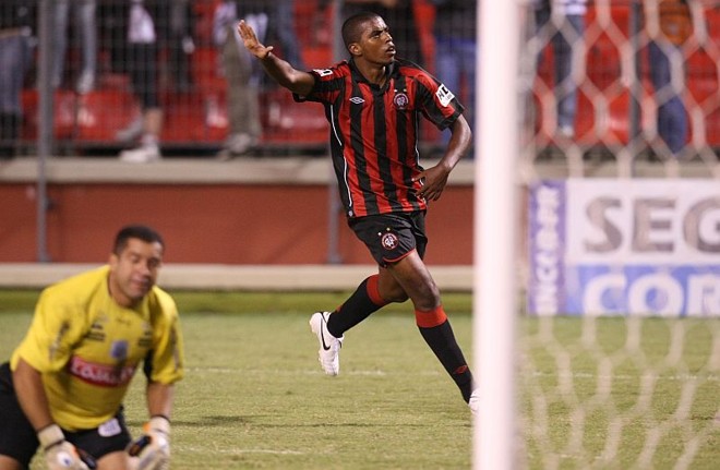 Patrick acerta o canto de Osmar e sai comemorando: atacante entrou ainda no primeiro tempo no lugar do lesionado Bruno Mineiro | 