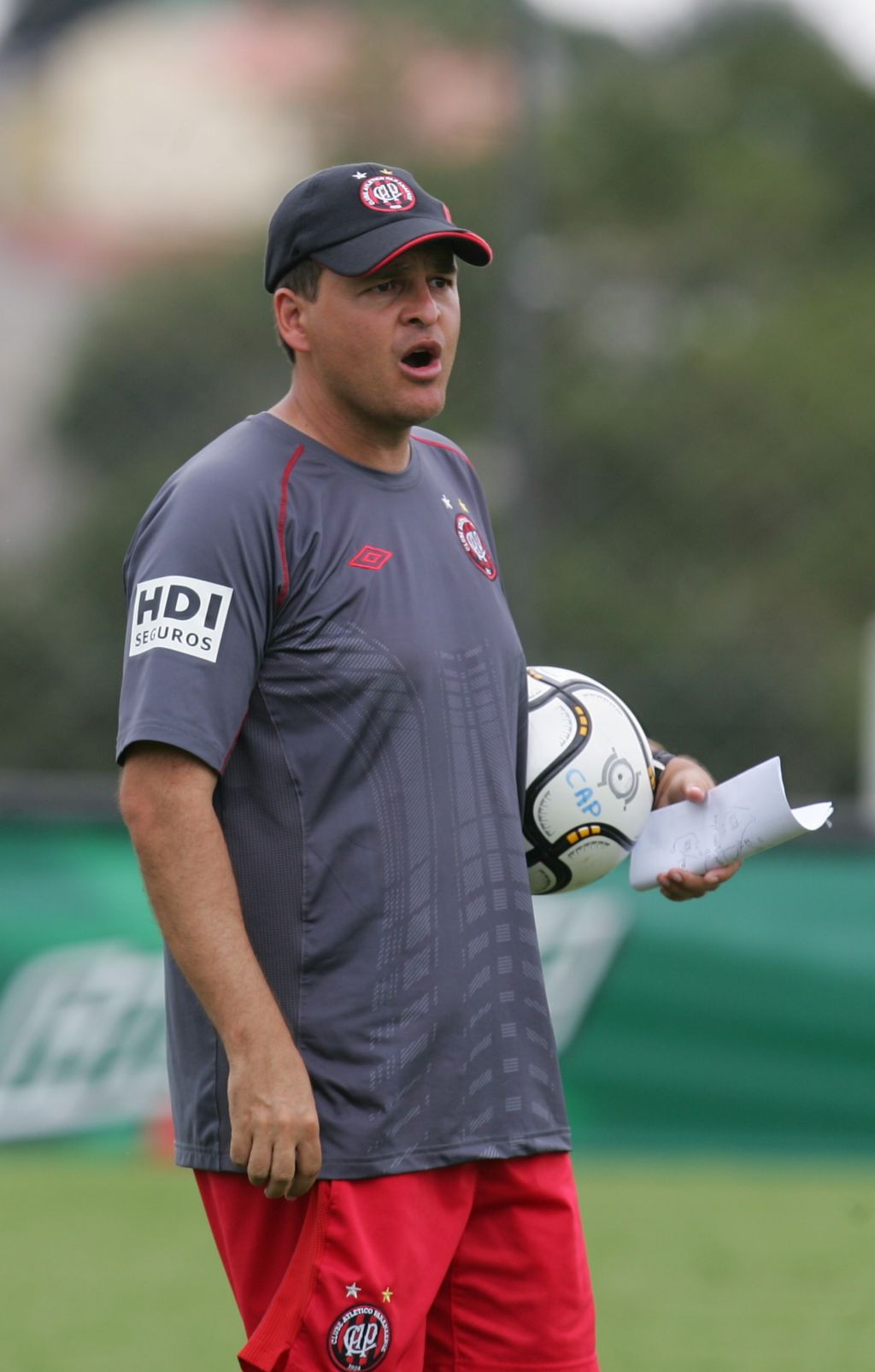 Leandro Niehues faz experiências no desanimado Furacão | Daniel Castellano/ Gazeta do Povo