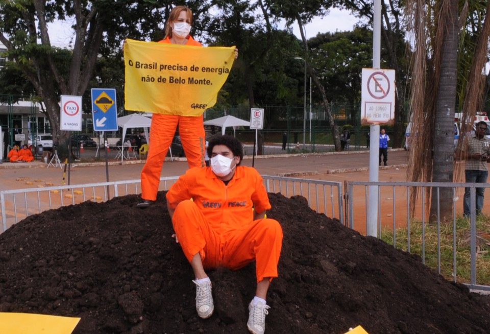 Três toneladas de estrume foram colocadas em frente à entrada principal da Aneel | Agência Brasil