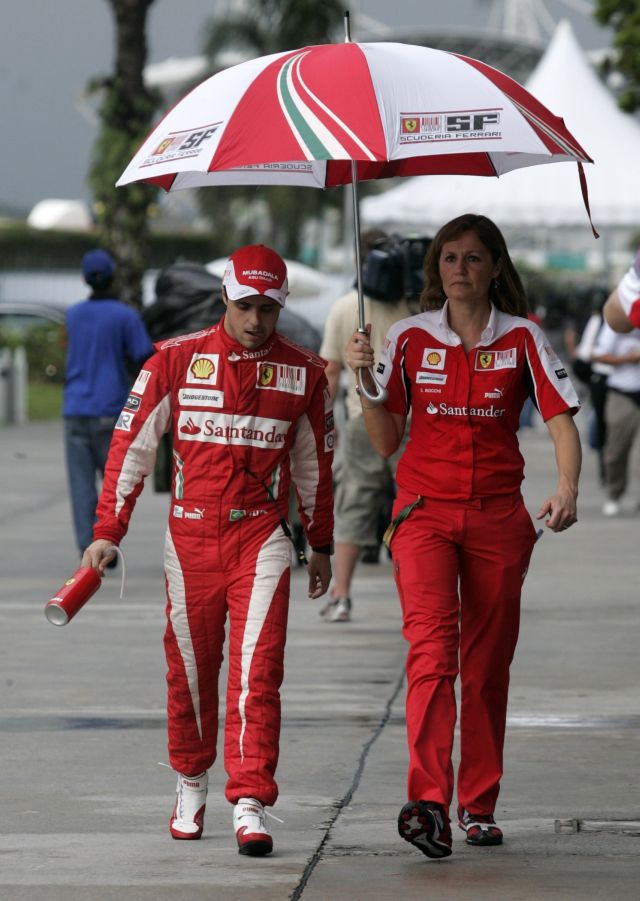 Felipe Massa disse que a Ferrari inteira, inclusive ele, errou na escolha do momento de ir para a pista. | Bazukhi Mohammad/ Reuters