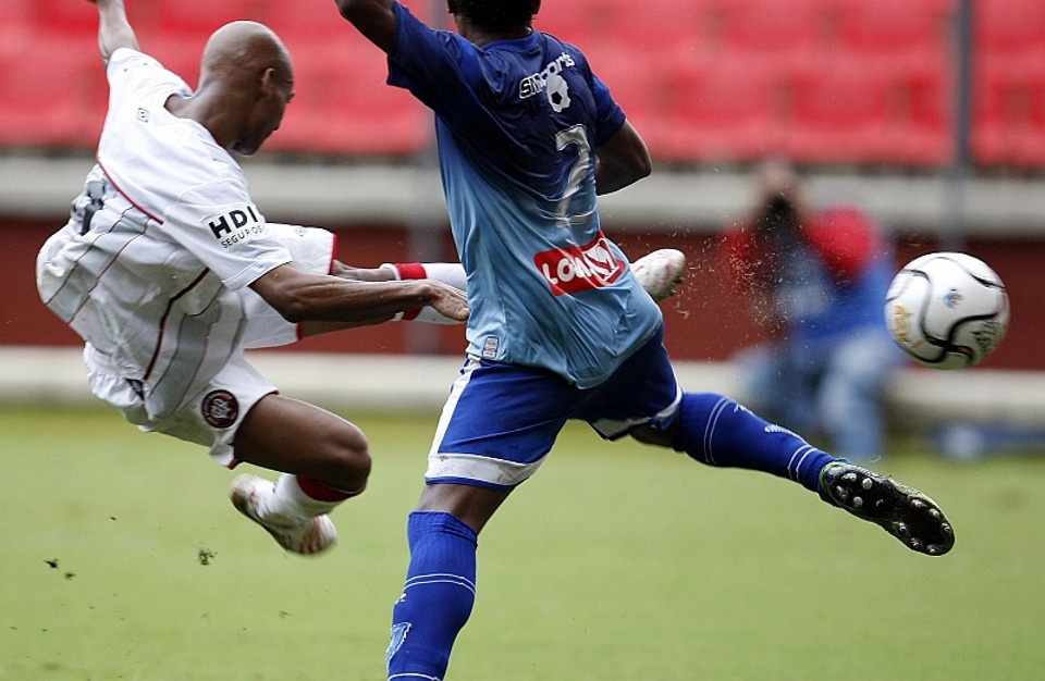 Tartá tenta marcar de voleio: o goleiro Renato fez bela defesa no lance e garantiu o 0 a 0 | Hedeson Alves / Agência de Notícias Gazeta do Povo
