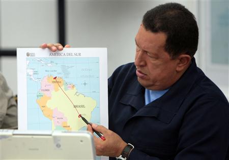 Chávez desenha em mapa, em Caracas. Em visita oficial ao Brasil, o presidente da Venezuela, Hugo Chávez, sinalizou apoio à pré-candidatura à Presidência da República Dilma Rousseff (PT) | Reuters