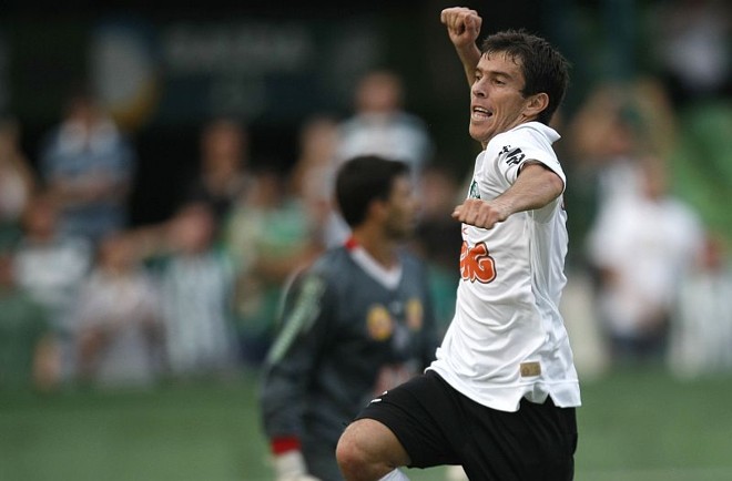Leandro Donizete comemora o primeiro gol dele no campeonato |