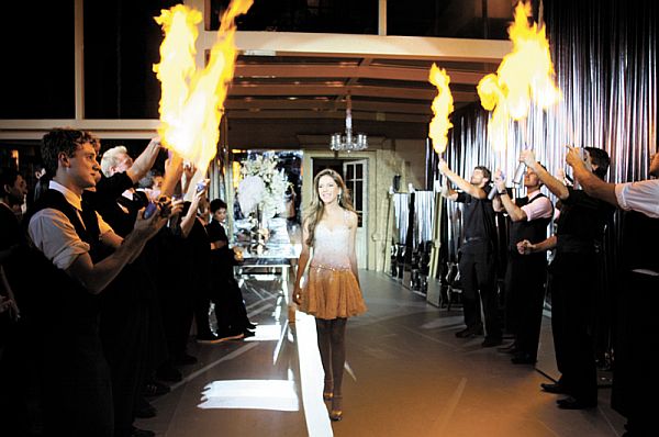 Teve ares de super- produção a festa de aniversário de 15 anos de Renata Rogers de Castilho, no último sábado, no Castelo do Batel. Assinada pela dupla Dado Dantas e Ilse Lambach, a comemoração estendeu-se até o amanhecer de ontem, reunindo centenas de convidados da aniversariante e de seus pais, o casal Maria Luiza e José Mario de Castilho | Mauro Campos