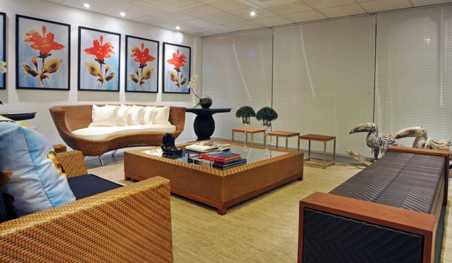 Projetado pelo arquiteto Luiz Maganhoto e o designer Daniel Casagrande, o Estar de Verão remete ao natural. O trabalho da artista plástica Simoni Trombini Costa aparece em elementos florais das almofadas | 