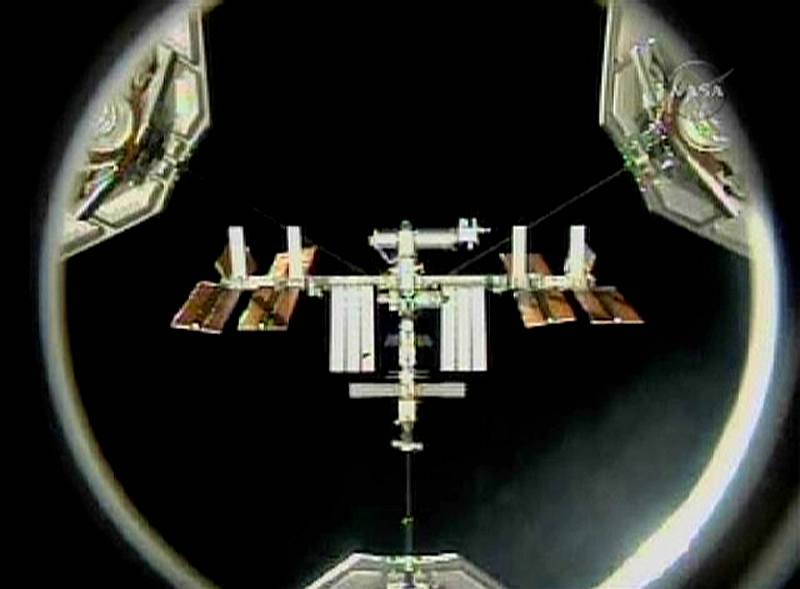 A estação espacial internacional vista do ônibus espacial Discovery | Nasa TV