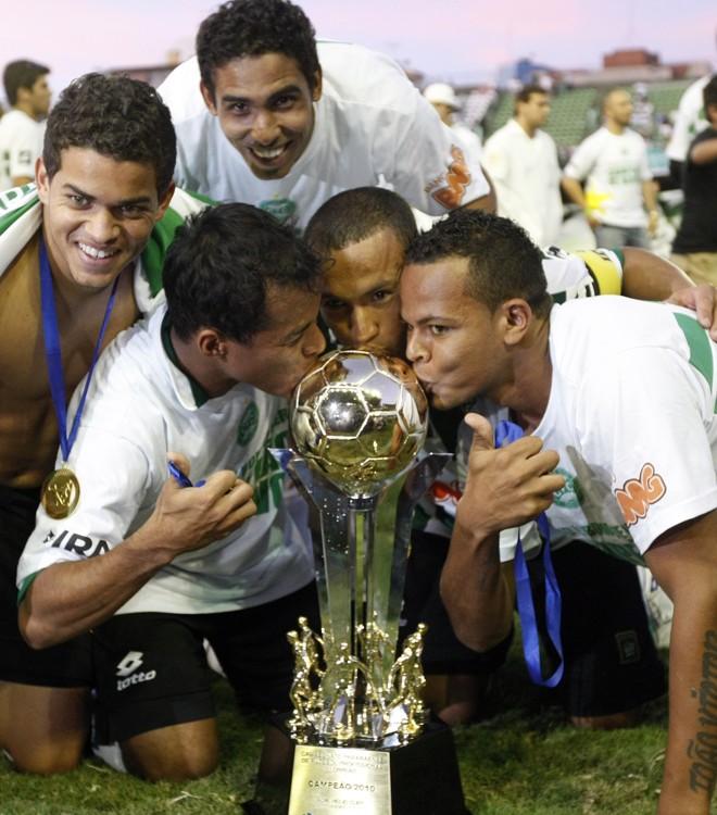 Coxas beijam o símbolo da conquista do Paranaense: a cobiçada taça | 