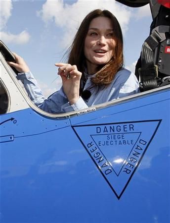 Carla Bruni em show aéreo: passado ideal para fantasias e boatos | Jean-Paul Pelissier/Reuters
