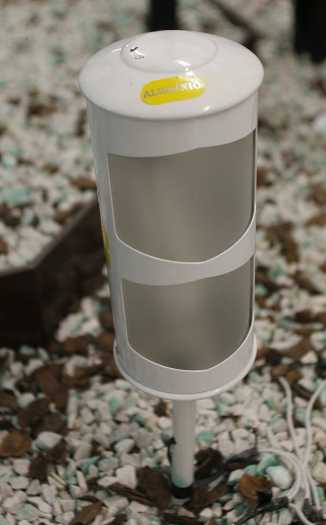 Espeto branco para jardim. R$ 78,51, no Balaroti |