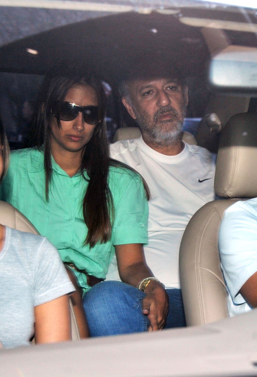 O ex-governador do Distrito Federal deixa a Superintendência da Polícia Federal abraçado com sua esposa, Flávia Arruda, no banco de trás de uma pickup | Agência Brasil