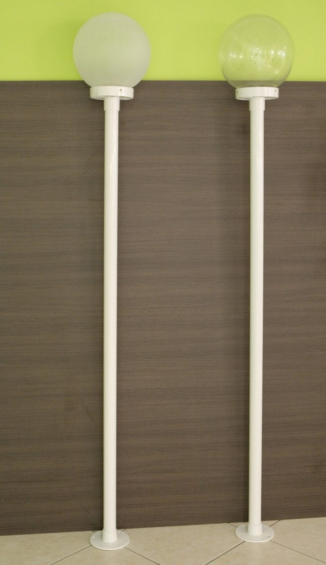 Poste branco com globo fosco à venda na Ita Lustres por R$ 161 |