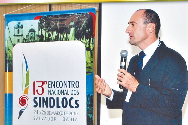 ACONTECIMENTO DE DESTAQUE - O advogado e professor de Direito de Trânsito Marcelo José de Araújo proferiu palestra no Encontro Nacional dos Sindicatos de Locadoras de Automóveis, realizado em Salvador. No evento foi fundada a Fenaloc Federação Nacional de Locadoras. Marcelo comemora ainda a criação da Comissão de Direito de Trânsito da OAB/PR, a qual presidirá |