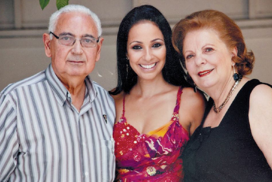 SUCESSO DE DIG DUTRA - O casal de amigos Marilena e José Ivane Dutra comemorando o sucesso de sua filha, a atriz global Dig Dutra, que participou da tradicional apresentação Paixão de Cristo, que acontece anualmente em Nova Jerusalém. A atriz foi muito aplaudida como Maria Madalena |