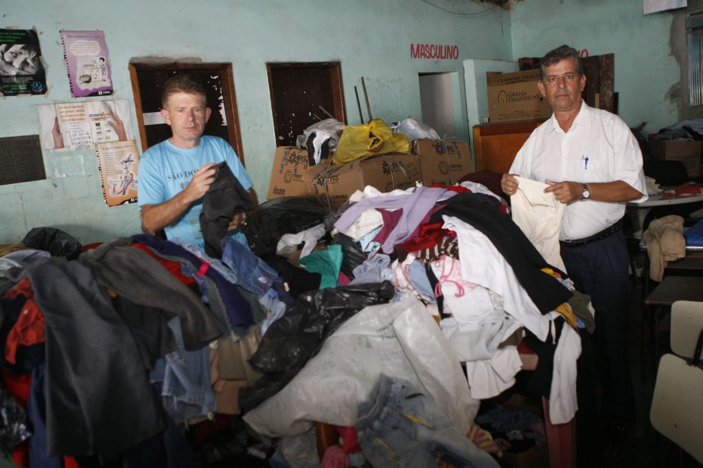 Os líderes Floriano da Silva e Dorvalino Pinto, da Associação São Domingos, na Rua da Trindade, mantêm ações permanentes com a comunidade | Rodolfo Bührer/Gazeta do Povo