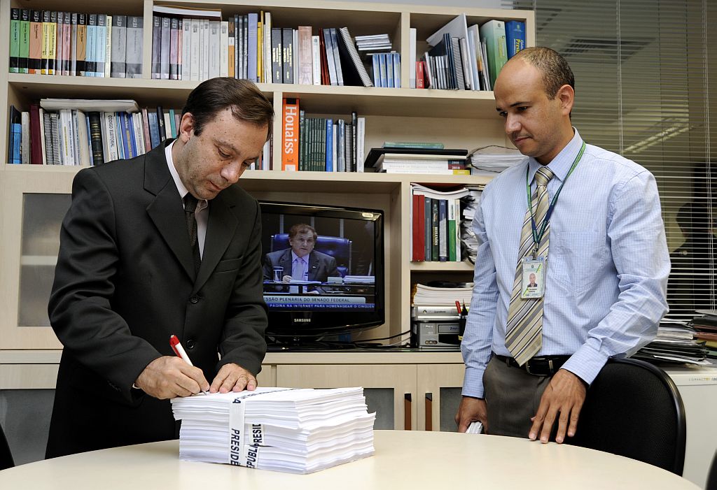 Proposta entregue: funcionário do Senado recebe projeto enviado pelo governo | Moreira Mariz/Ag. Senado