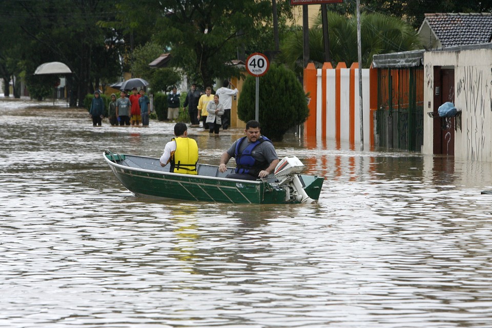 No Bairro Alto, em Curitiba, moradores foram resgatados de barco | Hedeson Alves / Agência de Notícias Gazeta do Povo