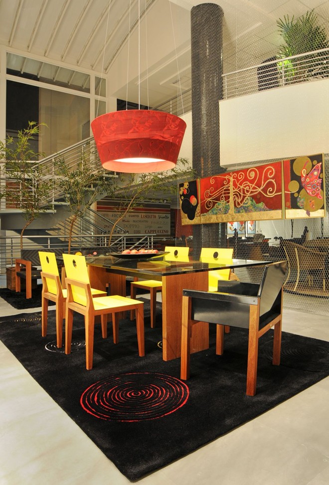 O ponto de partida das designers de interiores Carla Gil Heller e Roberta Ribeiro para a Vitrine da Mac Móveis de Curitiba foi a cadeira comemorativa Mac 30 anos que, nas suas cores e formas, marcam uma nova etapa da empresa. O ambiente é essencialmente contemporâneo | 