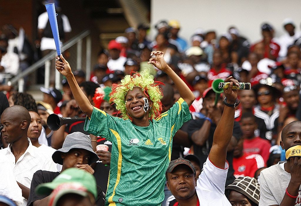 Torcedora do Orlando Pirates durante clássico com o Kaizer Chiefs, disputado neste ano : alegria e muito barulho nas arquibancadas