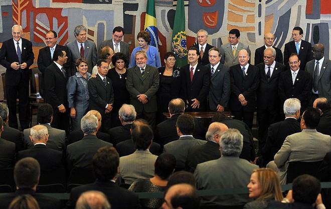 Lula com os novos ministros e os antecessores: entre os elogios, destaque para Reinhold Stephanes | 