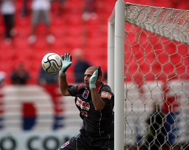 Juninho defende cobrança de falta de Paulo Baier | 