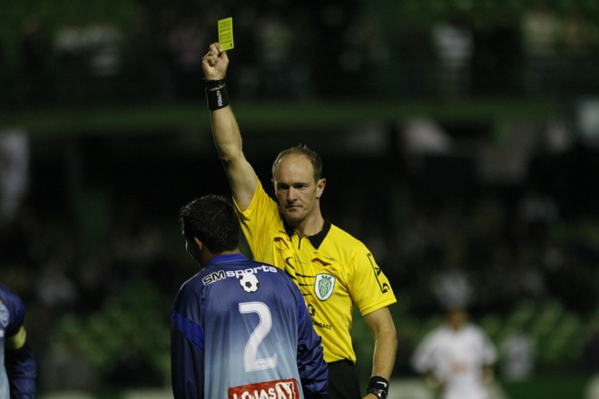 O árbitro Jarbe Cassou teve atuação polêmica. Os coxas-brancas reclamaram muito de uma falta em Jeci no lance que originou o gol do empate |