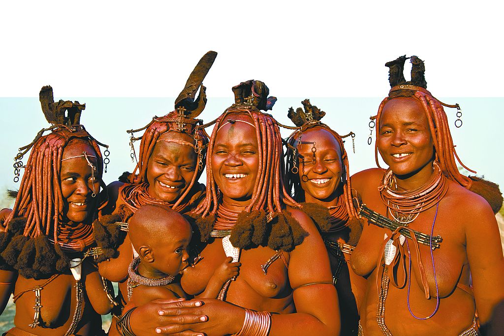 Desde 1997 Sérgio Guerra mantém relação com tribos angolanas. Retratos presentes em seu último livro revelam a imersão do fotógrafo no território e na vida dos hereros | Sérgio Guerra