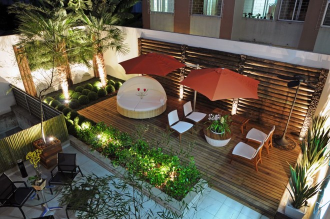 Os paisagistas Nadia Bentz e Vanderlan Farias montaram o Paisagismo Externo. Espaço com elementos próprios para áreas externas, como eucalipto autoclavado (deque) e móveis de fibra sintética, resistentes às ações do tempo | 