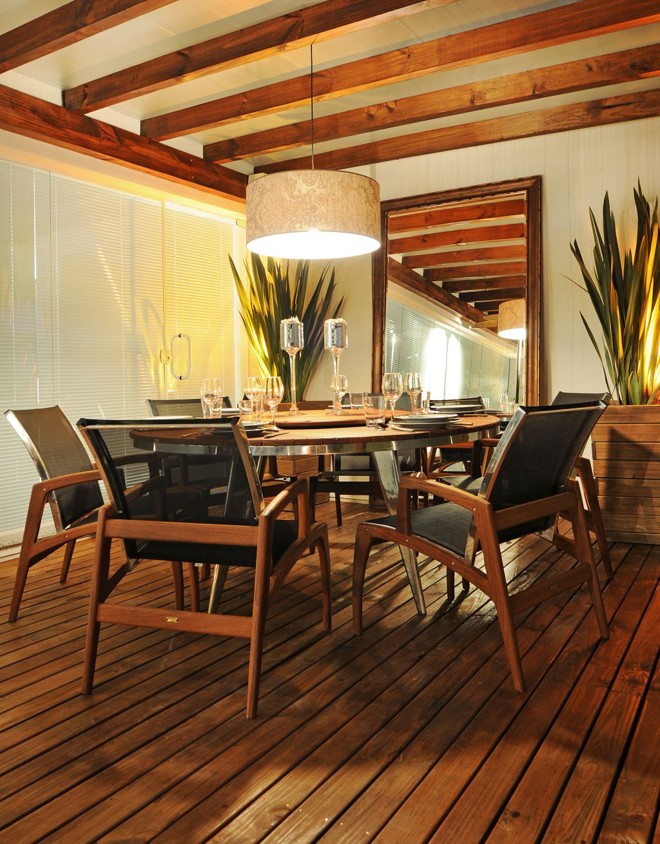 Cores quentes, como amarelo e laranja, integram a idéia de aconchego para espaços externos, dos arquitetos Flavia Caldeira e André Bertoluci. O espaço tem área de refeição, de estar, descanso e leitura | 