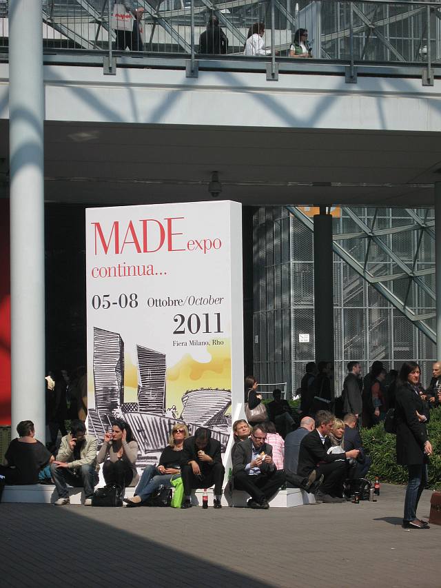 Público aproveita o gramado do centro de exposições RHO-Fiera para fazer as refeições | Keyse Caldeira