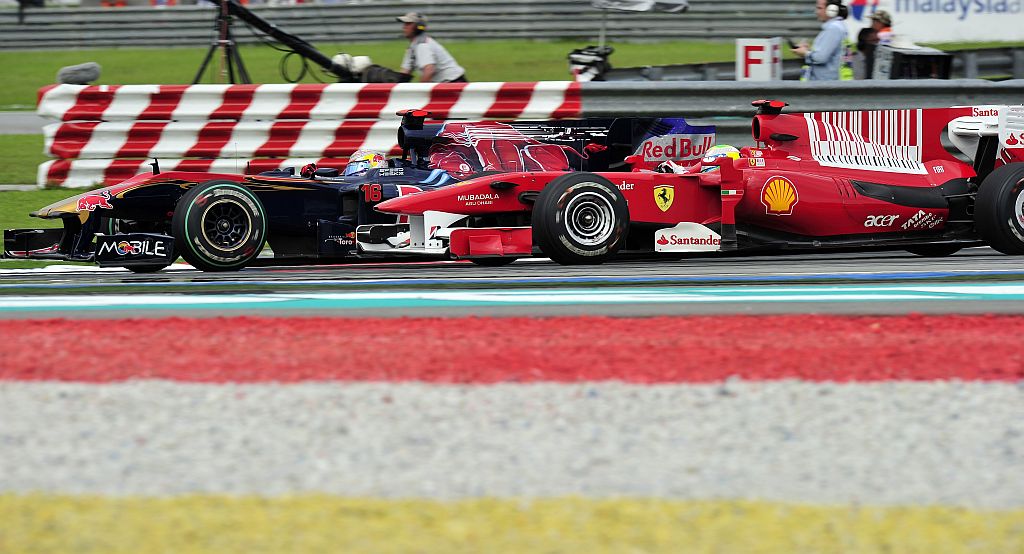 Felipe Massa deixa para trás a Toro Rosso de Sebastien Buemi: boa largada deu impulso à reação do brasileiro, que ganhou sete posições já na primeira volta na Malásia | Saeed Khan/AFP