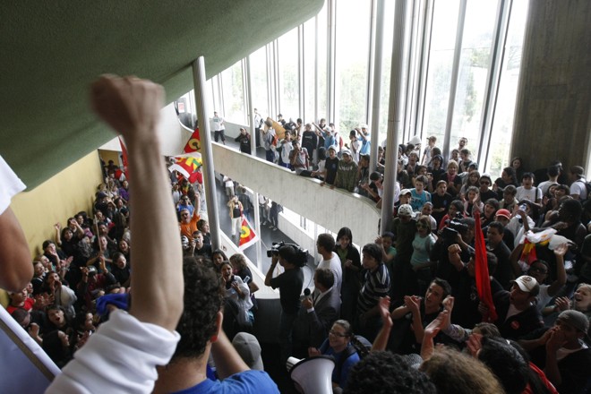 Dentro do prédio, os estudantes cantaram o hino nacional | 