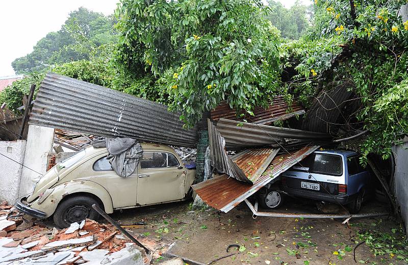 Destruição com deslizamentos em todo o estado; chuva começou no fim da tarde de segunda-feira | Vanderlei Almeida / AFP