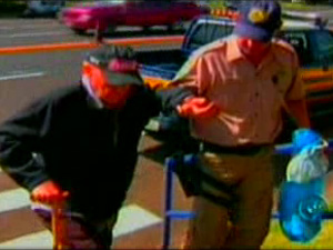 Policial leva suspeito e medicamentos | Reprodução/TV Tem