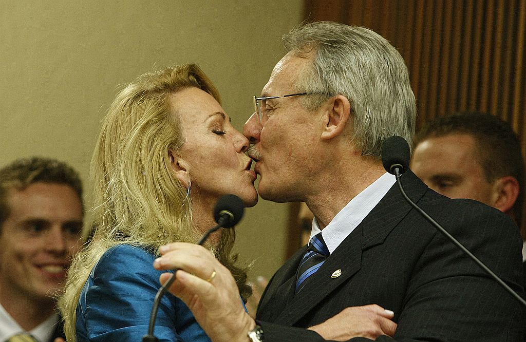 O governador Orlando Pessuti mostrou, já na posse, seu estilo, bem diferente de Requião. Ao encerrar o discurso de posse na Assembleia Legislativa, na última quinta-feira, ele e a primeira-dama, Regina Pessuti, trocaram um beijo apaixonado na tribuna da Casa. Depois, os dois engataram um rápido dueto de músicas sertanejas clássicas | Fotos: Rodolfo Bührer/Gazeta do Povo