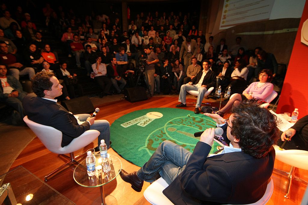 Público lotou o Teatro Paiol, em Curitiba, para o Papo Universitário desta quarta-feira. Tópico mais discutivo foi a suposta apatia juvenil | Pedro Serápio/Gazeta do Povo