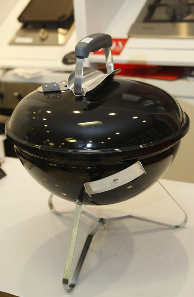 PT Silver One Touch, de mesa, da Weber. R$ 598, na Spicy |