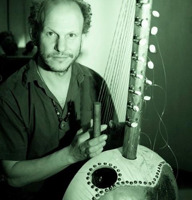 Kora de Ravi: 24 cordas e tarraxas de violão |